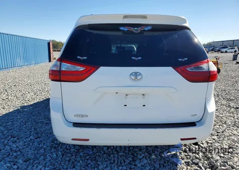 2016 Toyota Sienna Le z USA, uszkodzony, nr VIN 5TDKK3DC1GS717488